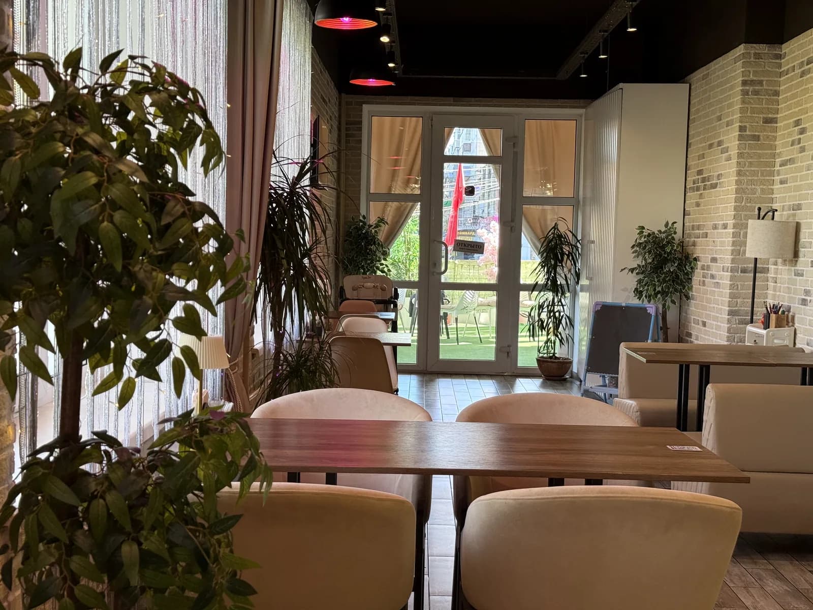 Столы и выход на веранду банкетного зала Патио